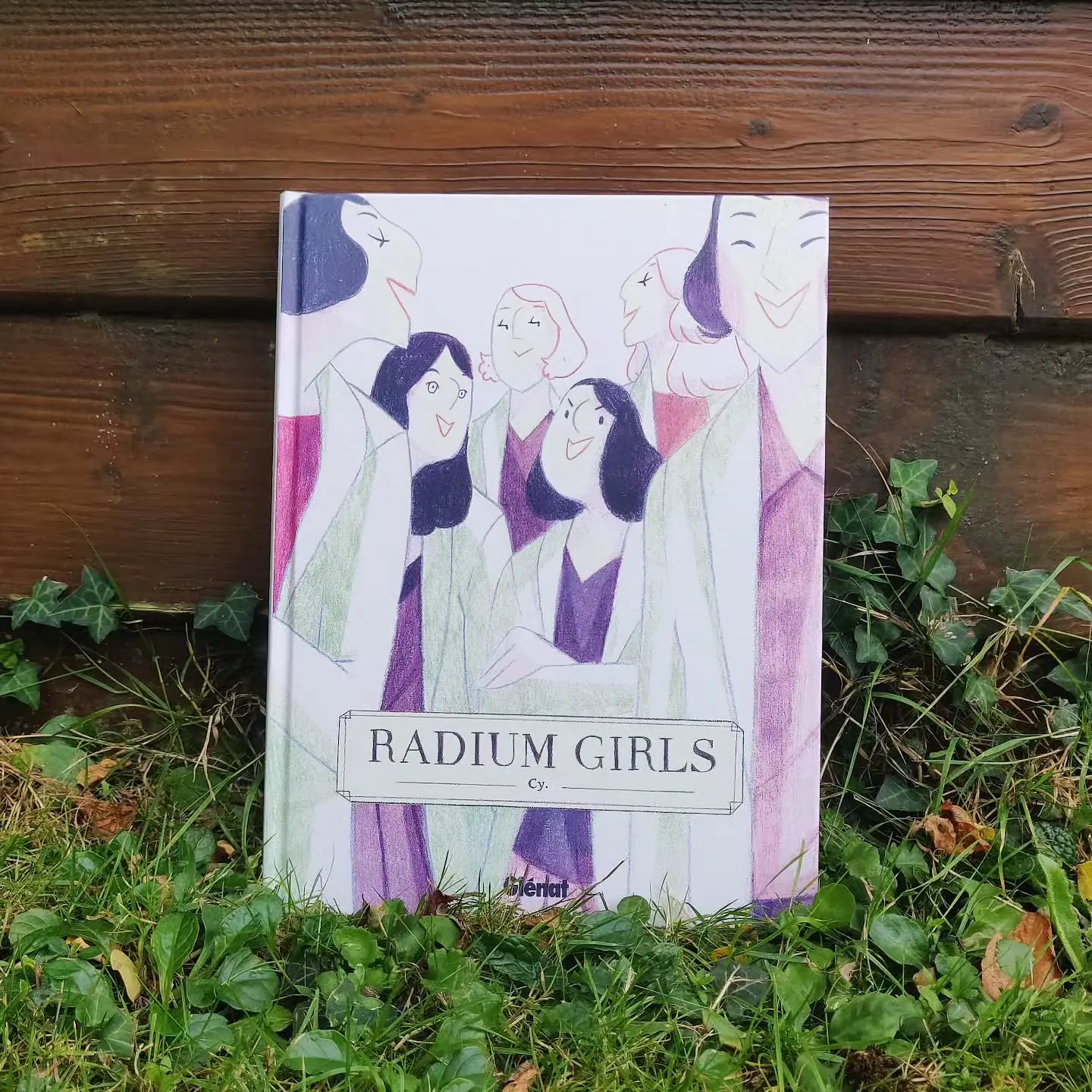 📚 Radium Girls - Cy 📚
                .
                Dans un roman graphique magnifiquement illustré, la dessinatrice et autrice Cy narre le terrible destin de ces ouvrières américaines, embauchées pendant la Première Guerre mondiale pour peindre au radium des cadrans de montres lumineux...
                .
                « Vous ne courez aucun danger, si ce n'est d'avoir un beau teint. »
                .
                #book #bookstagram #read #bookreview #igbooks #booklover